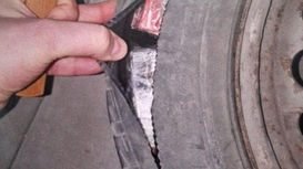 Pachete de țigări ascunse in roata de rezervă