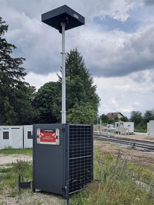 La tour VIGISOLAR équipée de 3 panneaux solaires puissants combinés aux batteries au lithium peut fonctionner toute l’année.