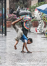 Pioggia bambino gioco