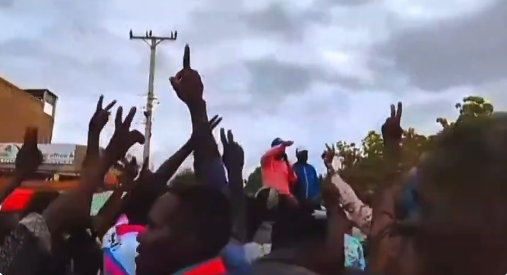 Residents of Mt. Kenya East chanting Tutam and gesturing two terms during a public address by Wiper Party leader Kalonzo Musyoka on August 28th/SCREENGRAB