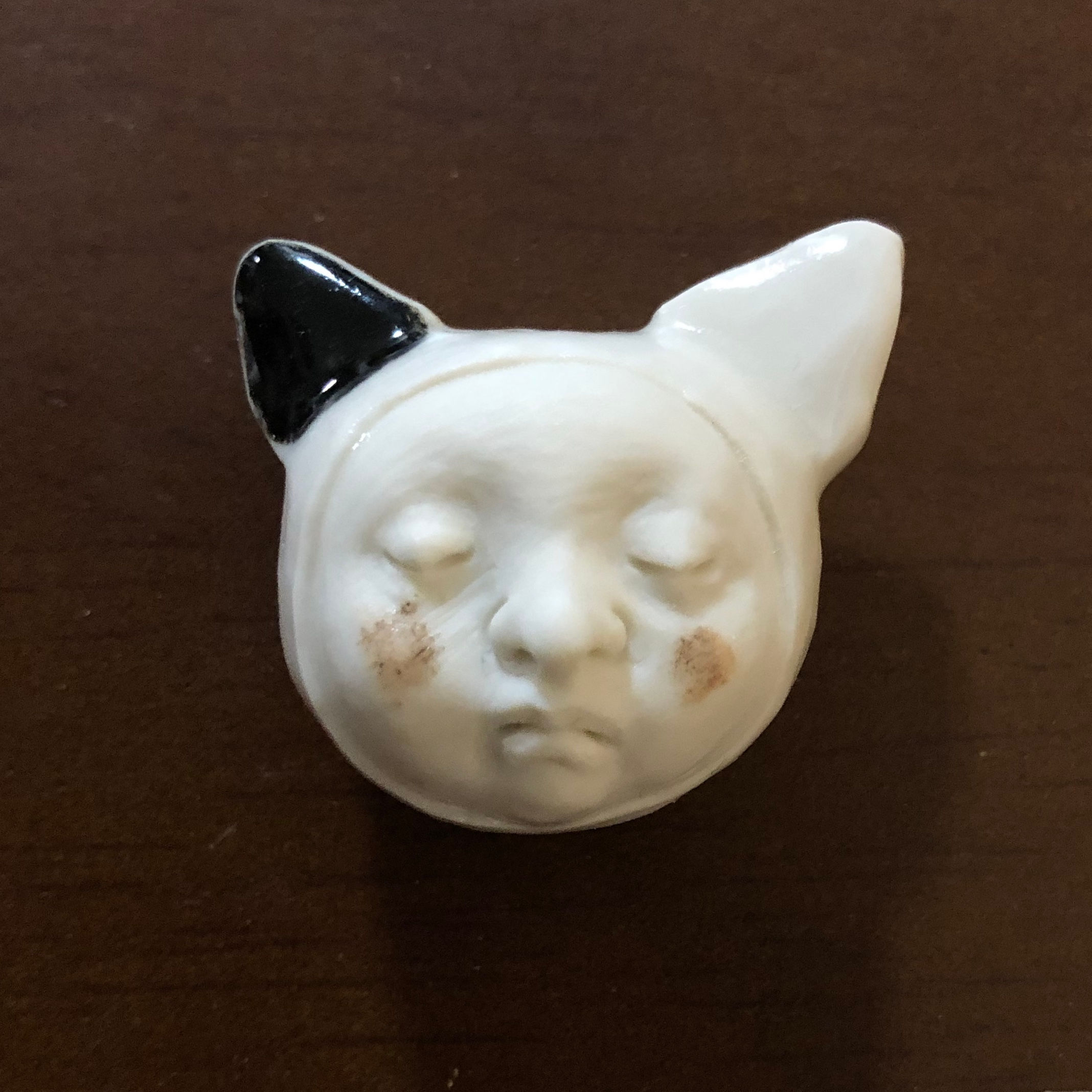 「 耳フェイス・片耳黒① 」（ノブワールド）　2018年作　磁器