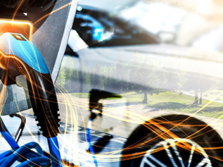 Carregador conectado a veículo elétrico, com efeitos gráficos de energia e imagem sobreposta de estrada arborizada ao fundo, representando mobilidade sustentável