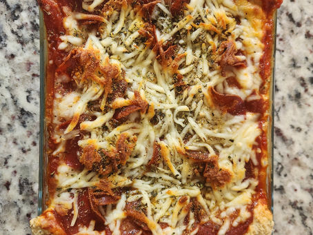 Made with creamy cottage cheese, pizza sauce, gooey melted mozzarella, and all your favorite pizza toppings, this warm, cheesy dip delivers everything you love about pizza in an easy-to-share appetizer. 