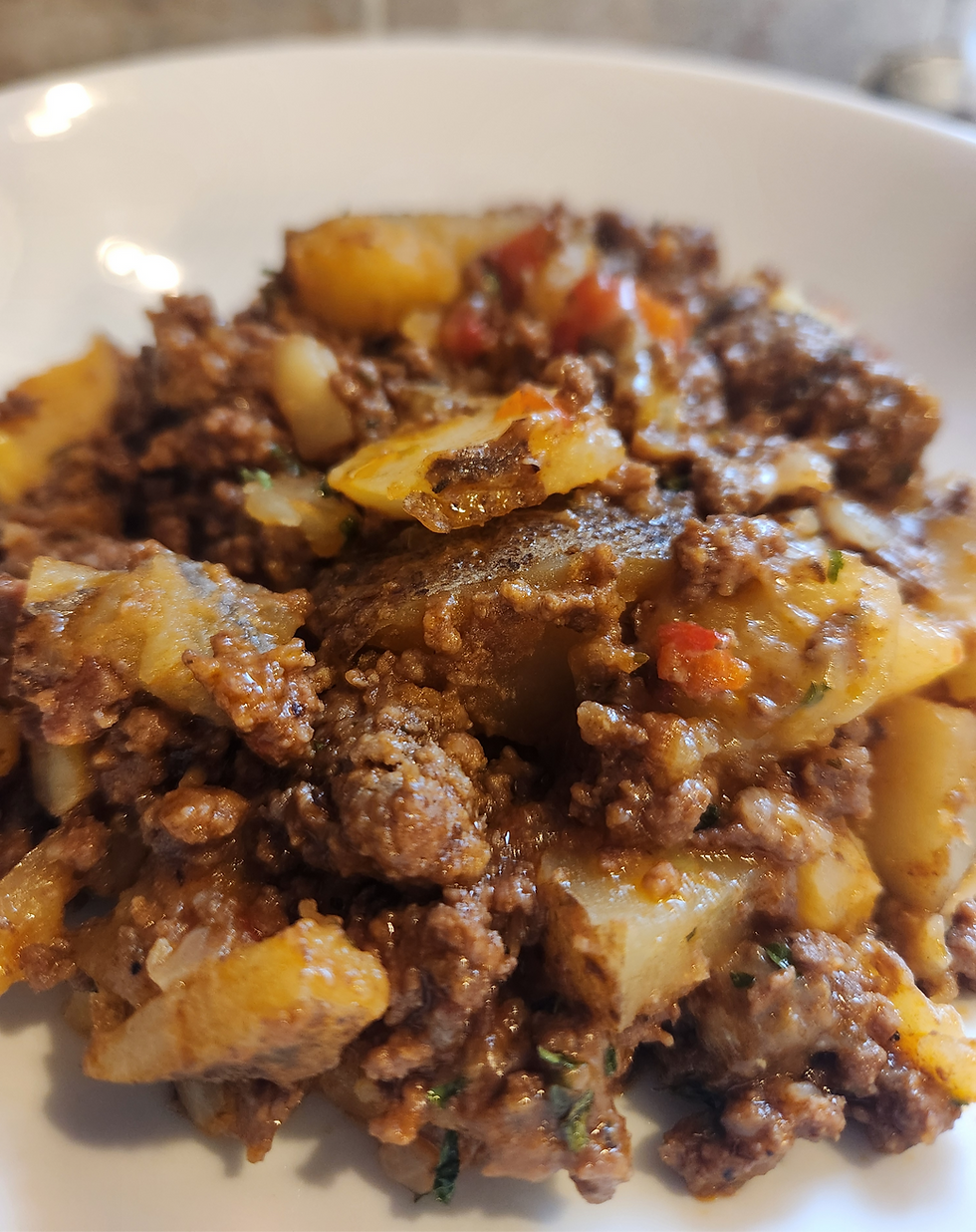 Lean ground beef, tender potatoes, onions, garlic, and bell peppers simmer together in a savory beef broth before being finished with cottage cheese and melted sharp cheddar for a cheesy twist.