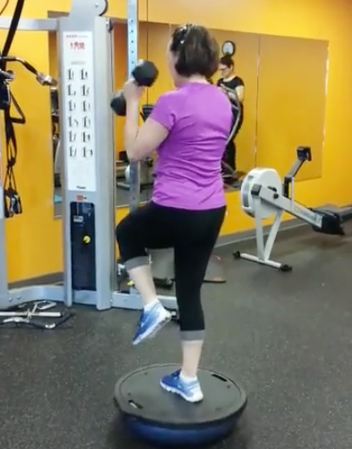 Total body exercise with bosu Works the legs, the glutes, the biceps and the shoulders and the balance.