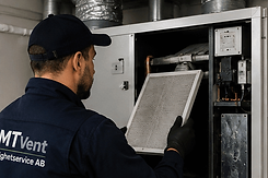 Tekniker utför ventilationsrengöring och byter filter.
