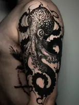 Tatuaje de pulpo en el brazo de un hombre en blanco y negro