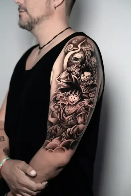 Hombre con tatuaje de arte en el brazo, detallado y complejo oscuro