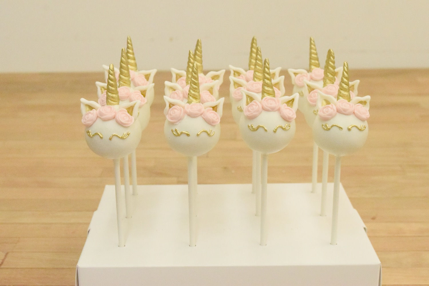 6 Gold Eyelash Unicorn Cake Pops (color options)