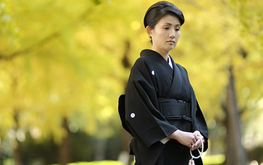 黒紋付を着ている女性