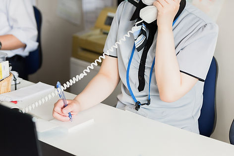 電話対応の女性