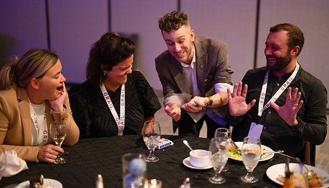 Magician perfoms amazing tricks during dinner in San Jose