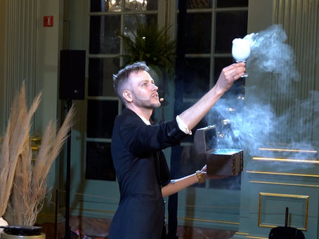 Looking for a Christmas Magician in the Bay Area? Here’s What to Know Before You Book