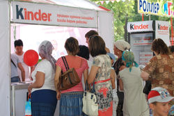 Киндер сюрприз дарит радость