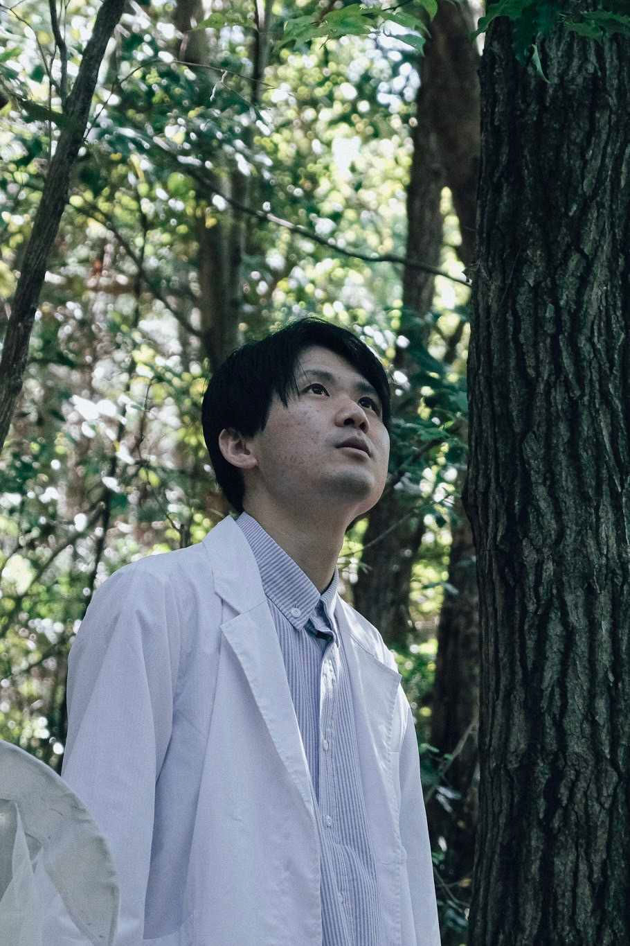 CEOで研究者の丸岡さん(右手には虫網!)