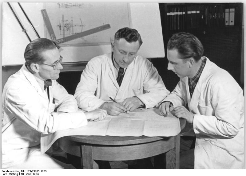 Ingenieure mit Konstruktionsplan