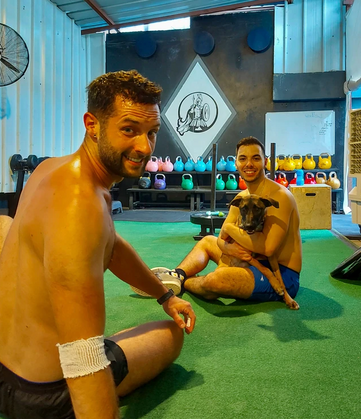 שני גברים עם כלב בחדר כושר