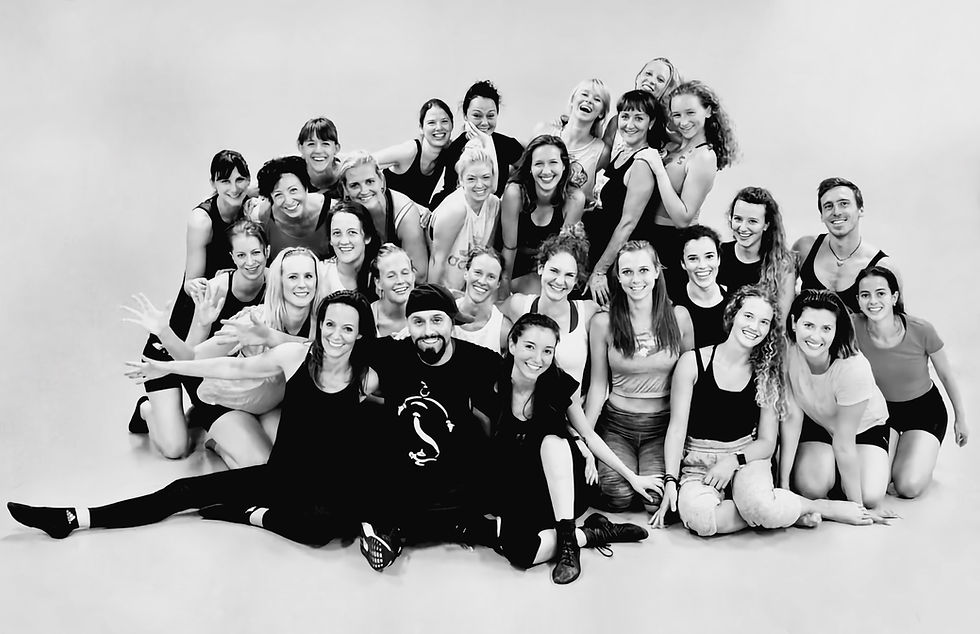 cueneyt-dance-class-workshop-group-photo.jpg