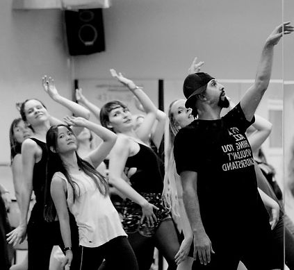 Cueneyt leading a musical theatre workshop with students in Zurich