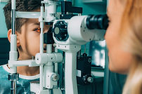 boy looking thru optometry machine 22900