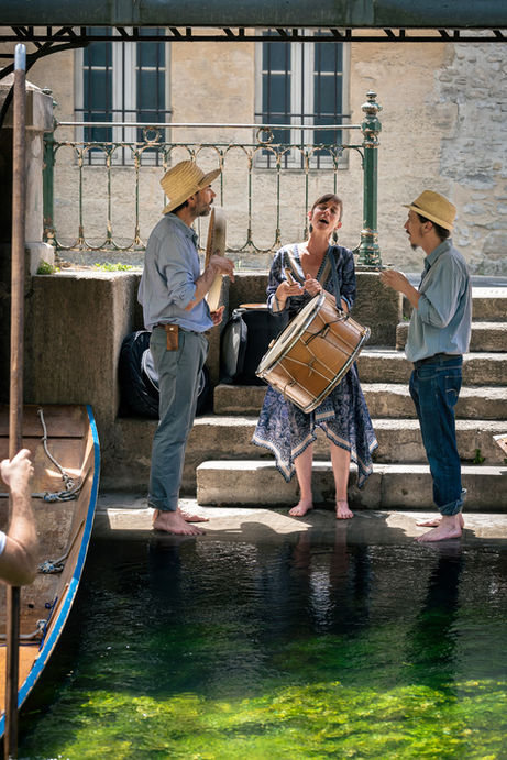 Cie Taxi pantaï qui joue de la musique sur les bords de la Sorgue au Festival Lire sur la Sorgue