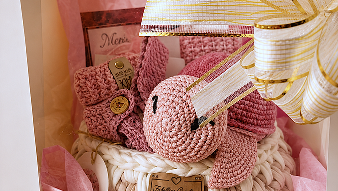 Petite tortue rose poudré Suzy dans un panier naissance Fabelline
