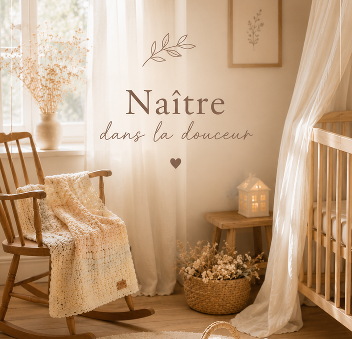 Chambre de bébé décorée avec un panier naissance, une couverture au crochet et un doudou artisanal réalisés à la main par Maison Fabelline.