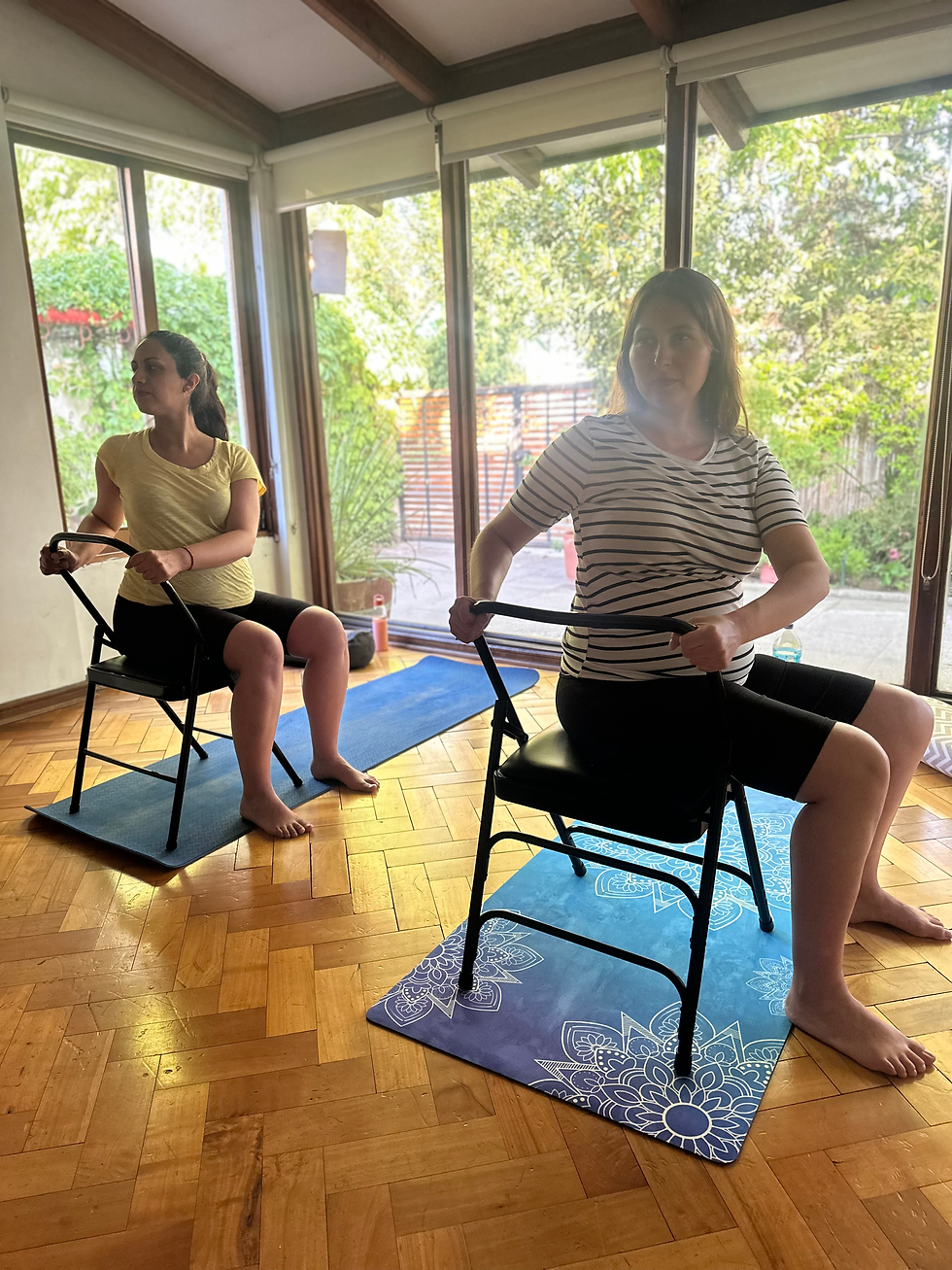 Dos mujeres haciendo yoga en silla