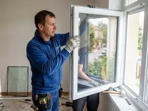 Máte poškodené sklo v okne? Vieme ho vymeniť rýchlo a bez búrania