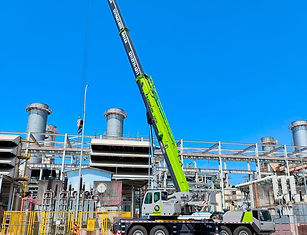 Guindaste zoomlion de 85 toneladas com lança parcilmente levantada trabalhando em industria