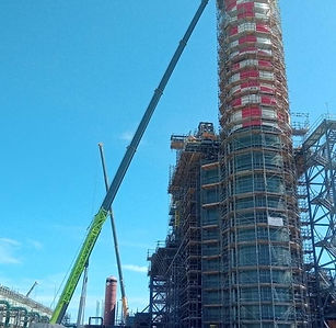 guindaste zoomlion de 100 toneladas com lança totalmente hasteada em obra