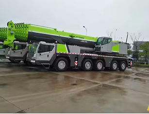 Caminhão guindaste zoomlion ZAT2200H de 220 toneladas de grande porte estacionado em pátio industrial.