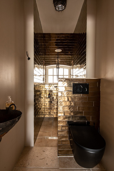 In de badkamers van onze gastenverblijven is een spannend materiaal contrast gecreëerd.