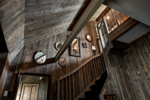 De vervallen stallen moest bijna geheel opnieuw worden opgebouwd. Het authentieke landelijke karakter is echter behouden gebleven door het gebruik van natuurlijke en recyclede materialen en vintage objecten.