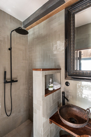 De beste manier om je hoofd leeg te maken is een warme douche. Al onze badkamers zijn voorzien van een regendouche.