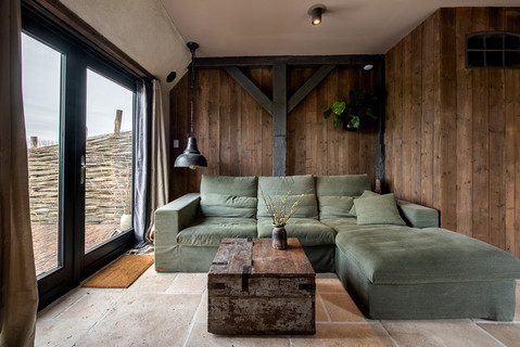 De met dauw besprenkelde weilanden weerkaatsen de eerste gouden zonnestralen: de zonsopkomst is werkelijk betoverend in al onze gastenverblijven! Aanschouw het vanuit de comfortabele hoekbank in de Comfy Studio with a View.
