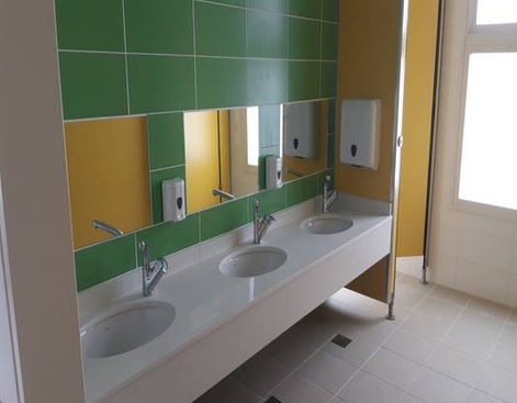 אריחים נוגדי החלקה לחדרים רטובים