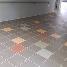 אריחי ריצוף המותאמים לתקנים ולדרישות השימוש במבני ציבור