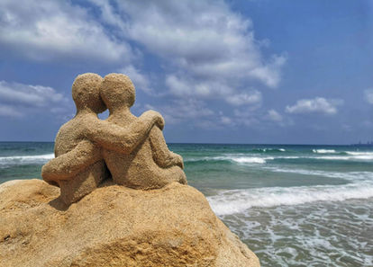 פסלי חול, פסלי זוגות, זוגיות, נשיות, פסלי נשים, ארוטיקה, חושניות, אמנות, אומנות, צילומי זוגות, אקולוגיה, צילום לחדר שינה, צילומים לחדר שינה, אמנות אקולוגית, טבע, ים, פיסול בים, צילומי טבע, תשוקה, אינטימיות, אהבה, מעגל החיים