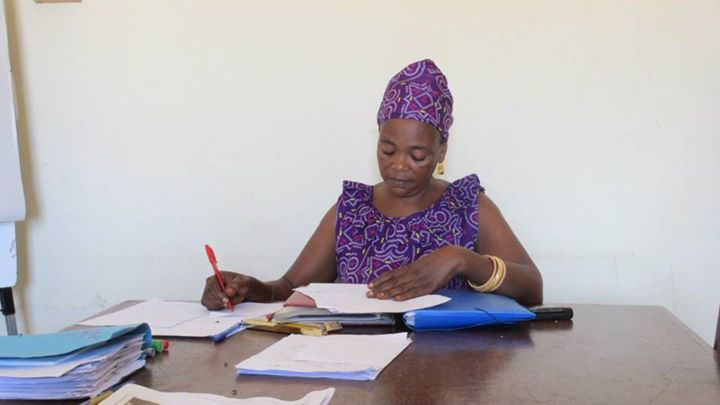 Maîtresse corrigeant ses devoirs