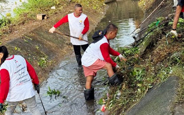 MORE THAN STREET SWEEPING. Beneficiaries of the Department of Labor and Employment (DOLE) Tulong Panghanapbuhay sa Ating Disadvantaged /Displaced Workers carry out clearing operations and desilting of irrigation canals and planting of vegetables along canal banks in partnership with the National Irrigation Administration in an undated photo in Camarines Norte. A total of 12,276 persons from the Bicol Region benefited from the convergence with other government agencies. (Photo courtesy of DOLE-5)