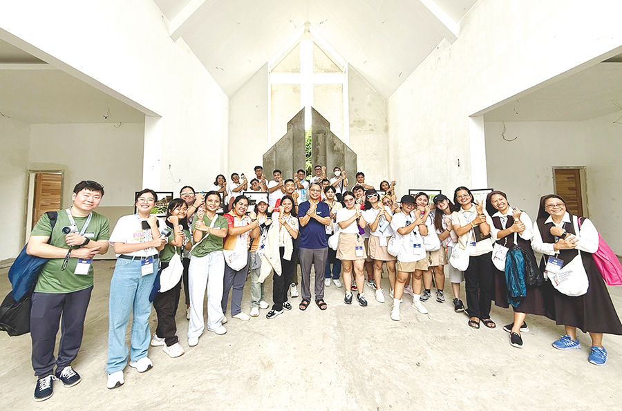 Fr. Wilmer Joseph Tria with the delegates hosted by the St. Raphael the Archangel Parish in Pili, Camarines Sur during the Parish Exposure at the recently concluded National Youth Day. (Photo by Natalie Hazel Quimlat)