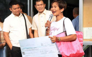 Daraga grants livelihood
fund to women’s group
