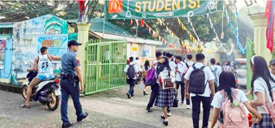 SAFE SCHOOLS. A police officer assists students during the opening of classes in Tabaco City, Albay on Monday (June 16, 2025). The Police Regional Office in Bicol deployed nearly 3,000 police officers for the opening of classes. (Photo courtesy of PRO-5)