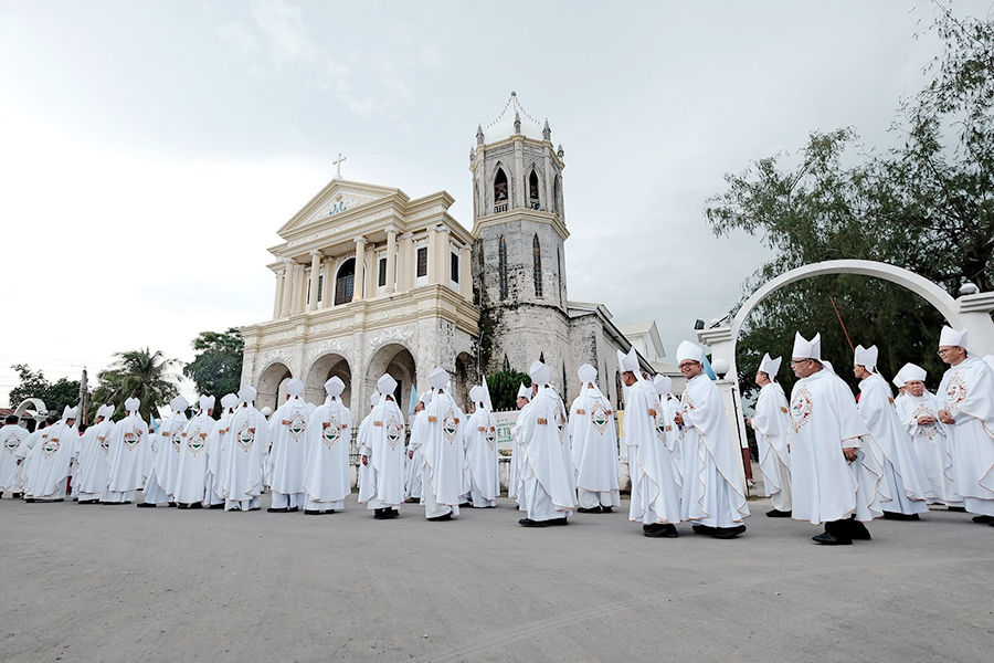 Bishops from all over the country gathered for the opening mass of the CBCP retreat and synodal consultation presently held in Bohol. Tagbilaran Alberto Uy presided over the said eucharistic celebration at the Our Lady of the Assumption Parish in Dauis last Monday, June 30. (Photo credit: CBCP News)