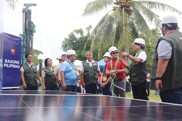 National Irrigation Administration Administrator Eduardo “Eddie” Guillen (second from right) explains the benefits of a solar-powered irrigation system to officials in Masbate. On June 23, 2025, Guillen oversaw the turnover of the more than P50 million worth of solar-powered communal irrigation systems to various irrigators’ associations in the island province. (Photo courtesy of NIA Region V.