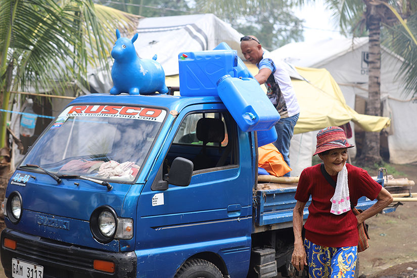 Mayon Volcano evacuees who spent seven months in the tent city at Barangay San Jose in Malilipot, Albay, joyfully head home after Gov. Noel Rosal ordered the decampment of 1,132 families following Phivolcs’ lowering of Mayon’s alert level from 3 to 2. Each returning family was provided with food assistance, including a sack of rice from the provincial government.