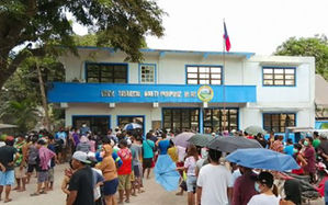 Ashfall-affected families in Albay town thank gov’t for aid