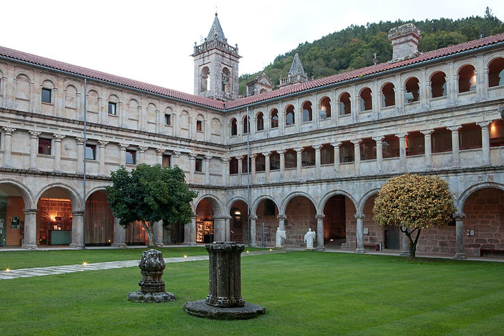 Parador de Santo Estevo 81_Patio.jpg