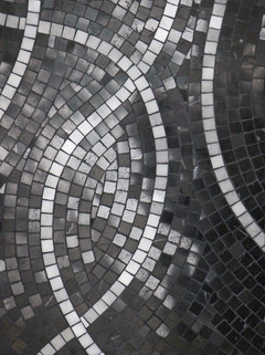 Ondes aquatiques en marbres Nero Marquina et Bianco Carrara
crédit photo : Gaspard Mahieu